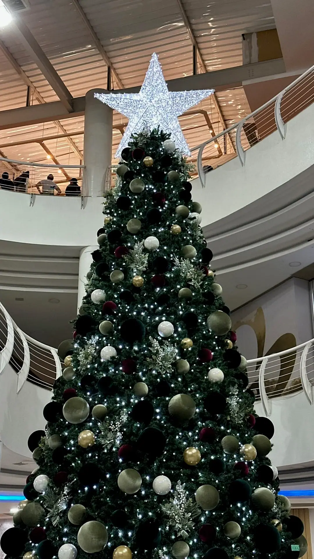Árvore de Natal Imperial Verde 2,10m - 800 galhos com estrela LED