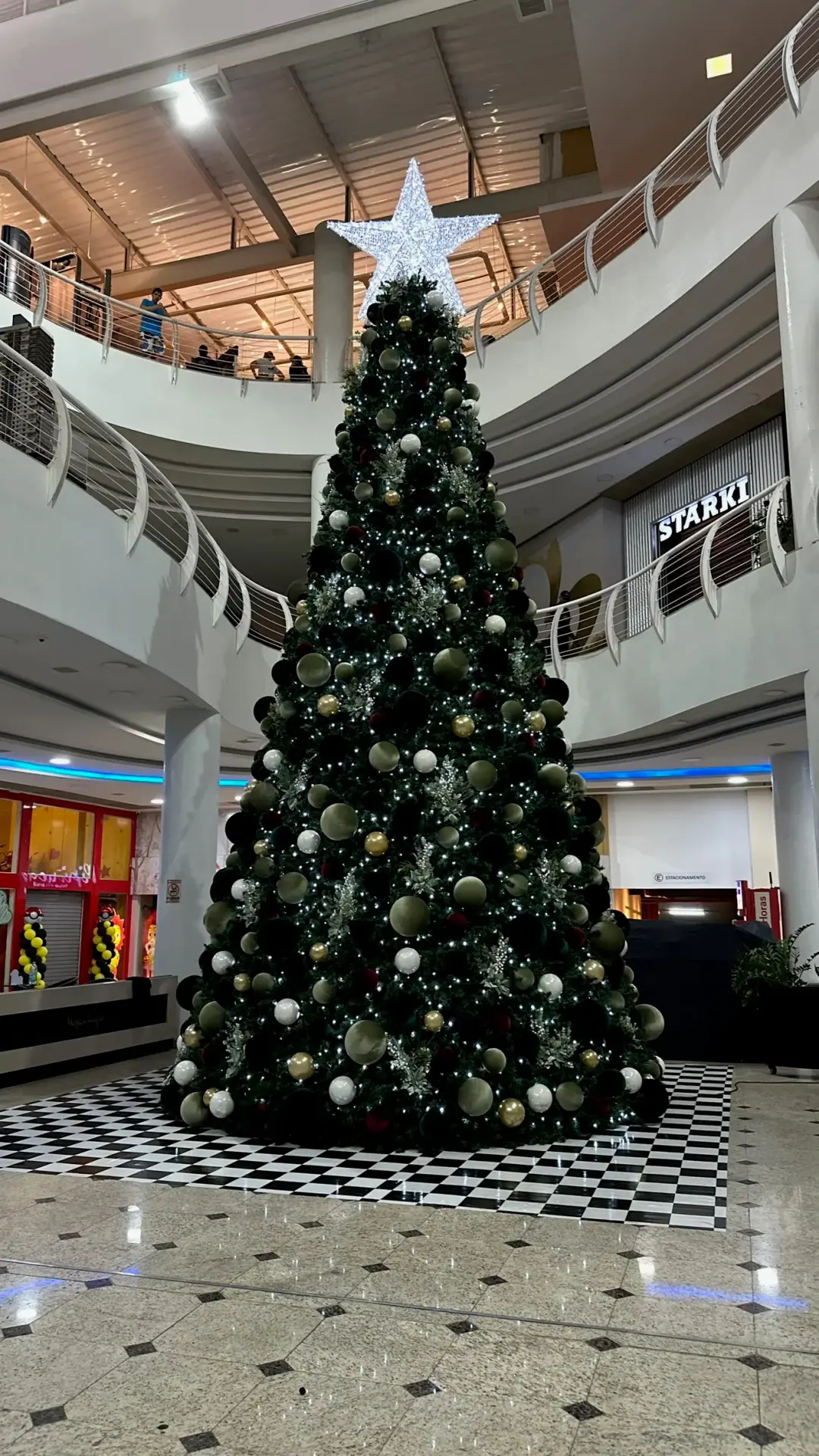 Árvore de Natal Gigante Corporativa 5,00m - Bolas douradas e estrela