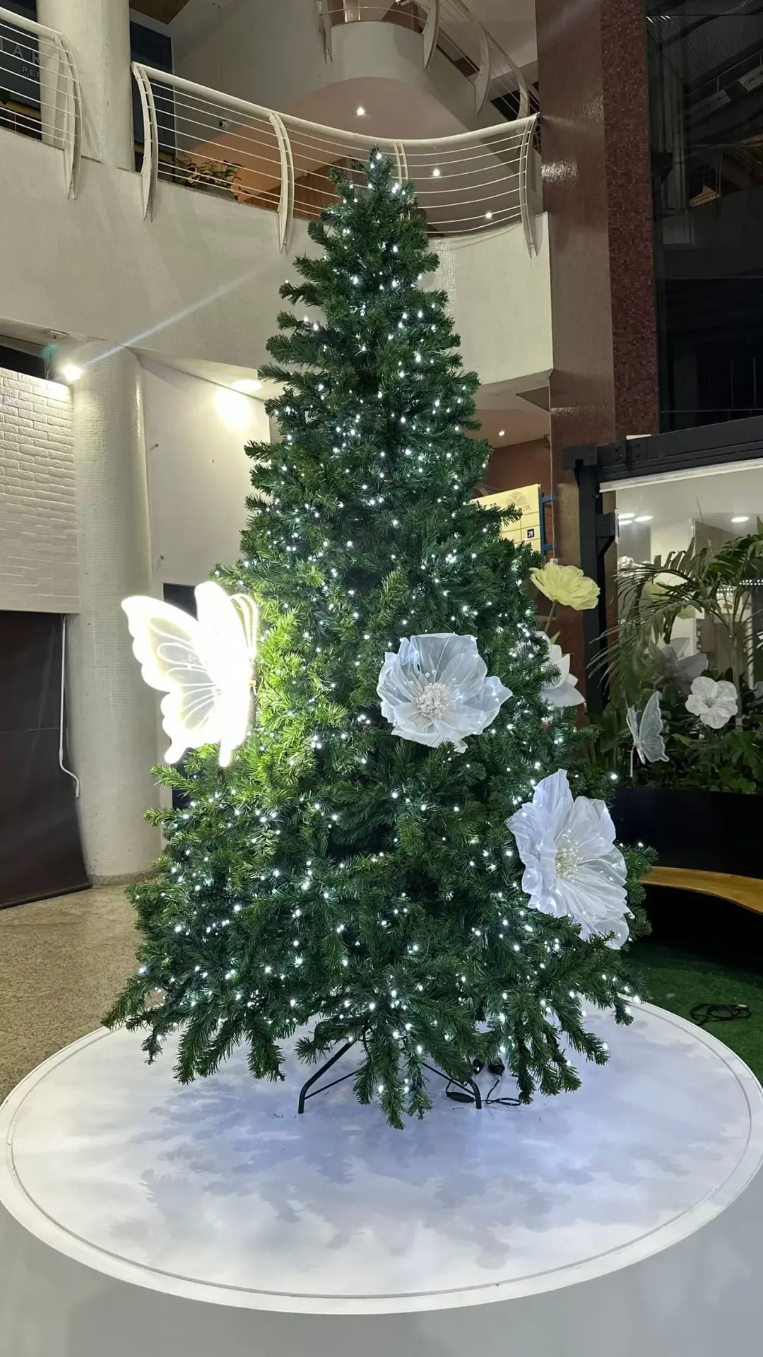 Árvore de Natal Elegante 2,50m - Flores brancas e borboletas LED