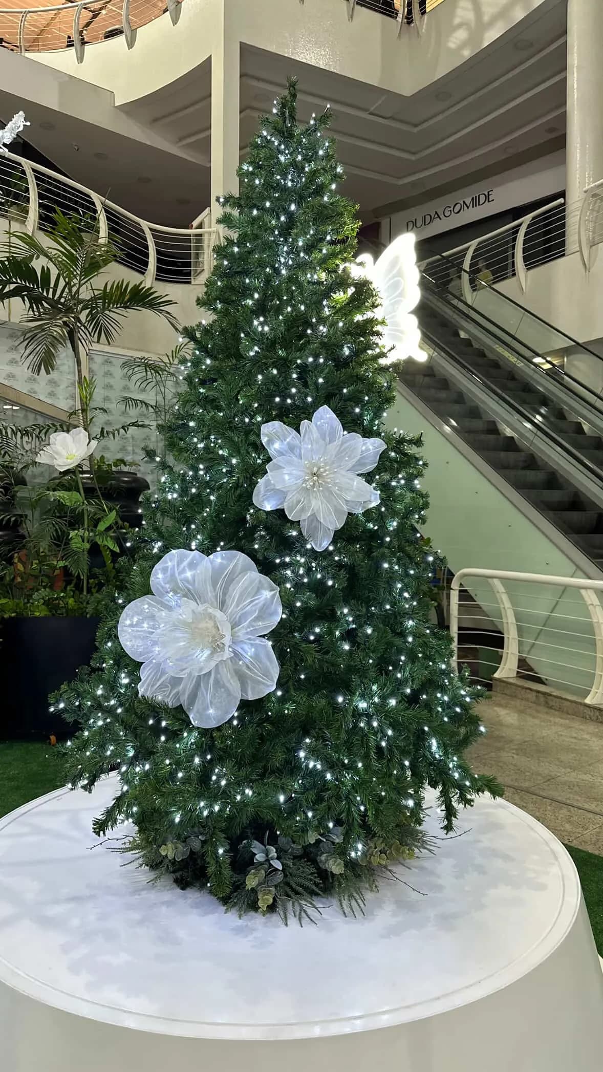 Árvore de Natal com Flores LED Brancas 2,00m - Borboletas iluminadas